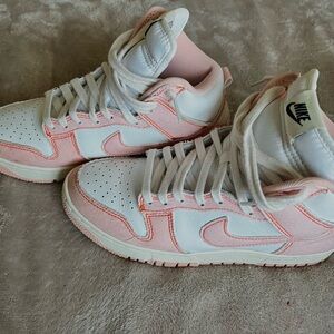 Worn once women’s nike sneakers size 7.5 in pink